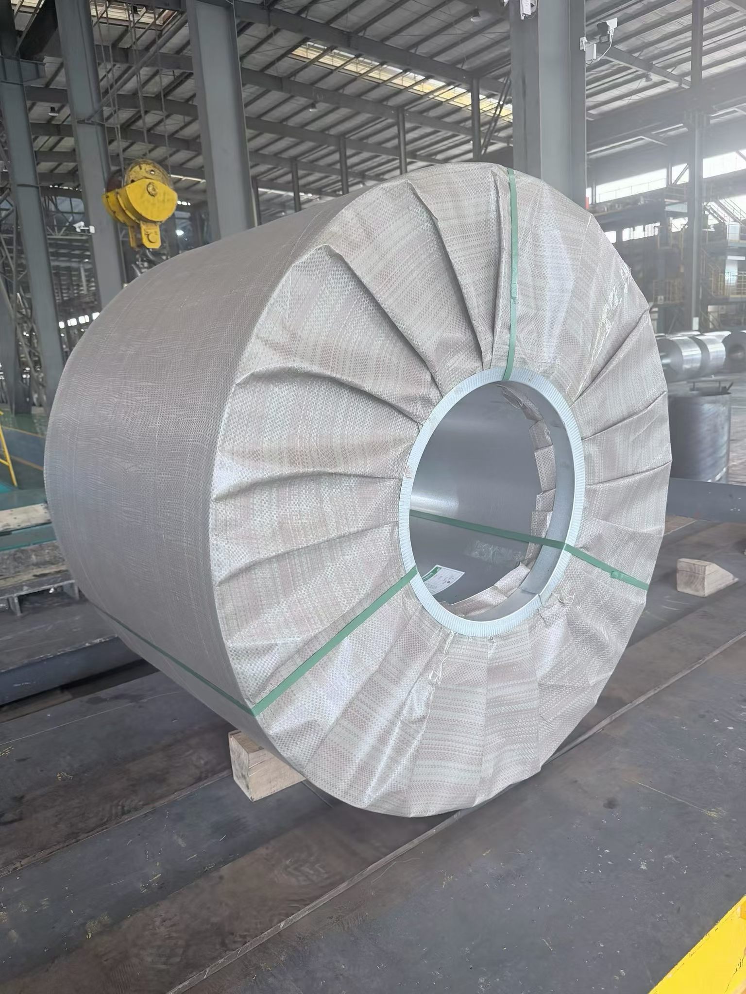Protective wrapping and inner ring protection on a steel coil